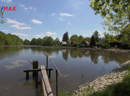 pohled z hráze blízkého rybníka | Prodej - chata/rekreační objekt, 200 m²