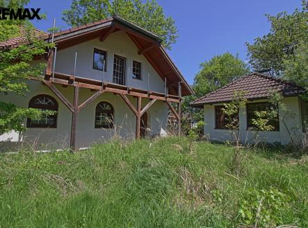 pohled na budovu a altán | Prodej - chata/rekreační objekt, 200 m²