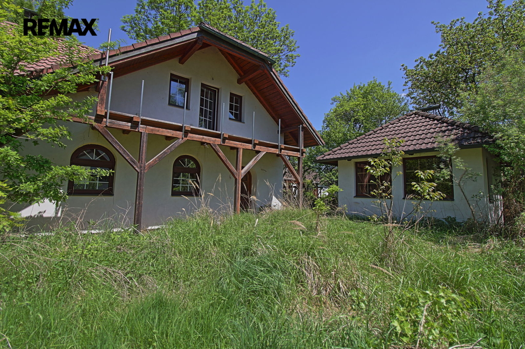 pohled na budovu a altán