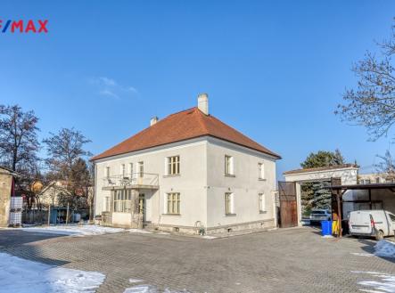 Pohled na dům ze dvora | Pronájem - dům/vila, 270 m²
