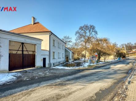 Pohled na dům z ulice | Pronájem - dům/vila, 270 m²