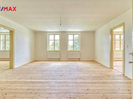 Místnost v 1. patře | Pronájem - dům/vila, 270 m²