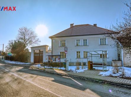 Pohled na dům z ulice | Pronájem - dům/vila, 270 m²