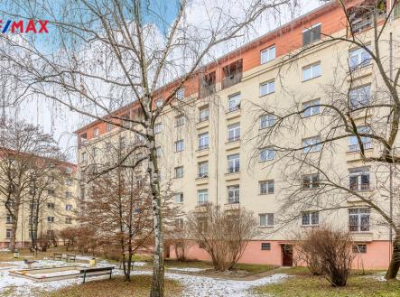 Pohled na dům z vnitrobloku | Pronájem bytu, 2+1, 58 m²