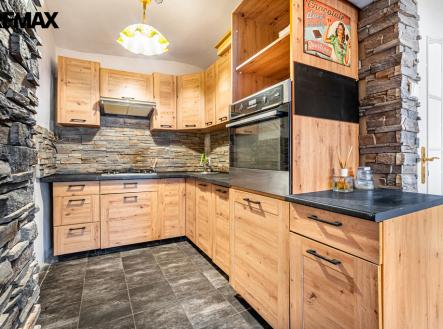 kuchyn-1.2-bila-stena.jpg | Prodej bytu, 2+1, 59 m²