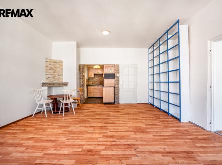 obyvak-1.4-bila-stena.jpg | Prodej bytu, 2+1, 59 m²