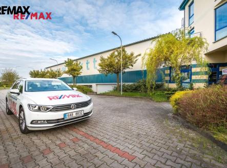 parkování před administrativní budovou | Pronájem - skladovací prostor, 2 325 m²