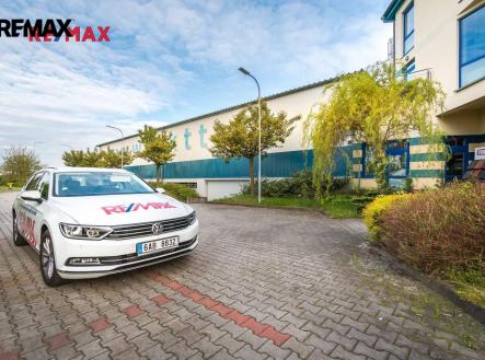 parkování před administrativní budovou | Pronájem - skladovací prostor, 2 325 m²