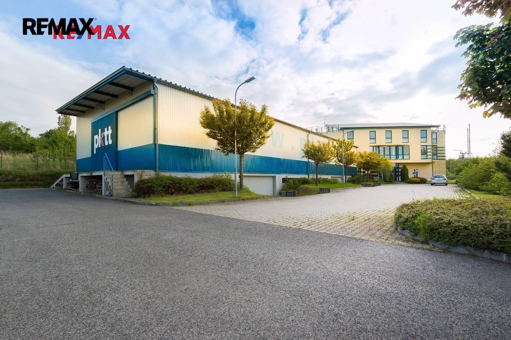 skladová hala v pozadí administrativní budova