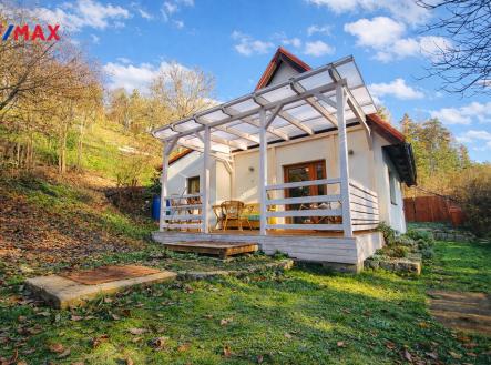 bily-dum-s-cervenou-strechou.png | Prodej - chata/rekreační objekt, 71 m²