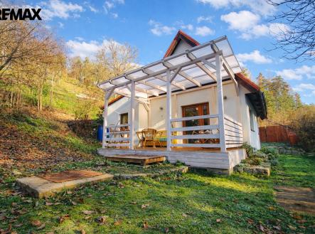 bily-dum-s-cervenou-strechou.png | Prodej - chata/rekreační objekt, 71 m²