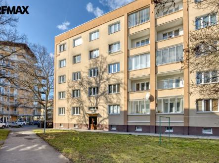 Pohled na dům z vnitrobloku | Prodej bytu, 3+1, 77 m²