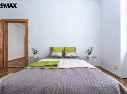 jan-humhal-reality-loznice-postel.jpg | Prodej bytu, 3+kk, 67 m²