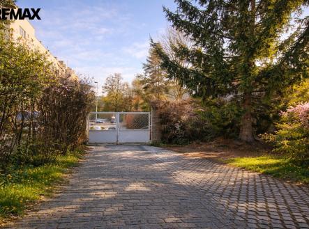 cihlovy-plot-a-kamenna-cesta.png | Prodej - malý objekt/garáž