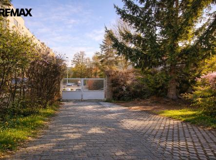 cihlovy-plot-a-kamenna-cesta.png | Prodej - malý objekt/garáž