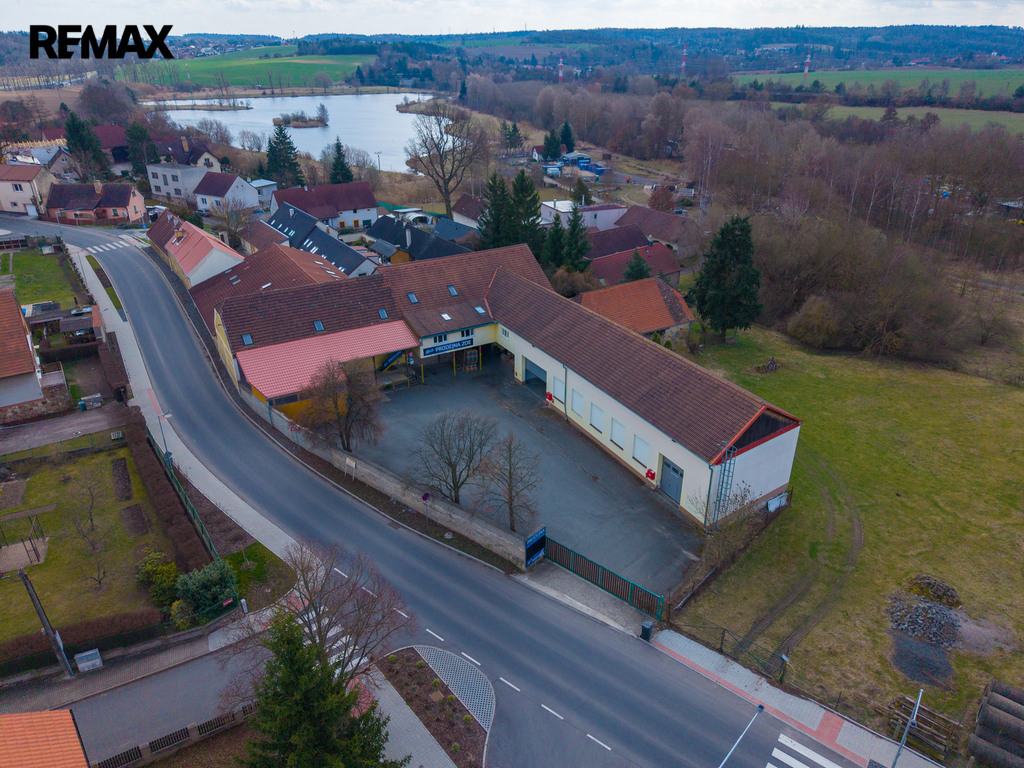 vjezd pro kamiony, parkování, rampa, sklady