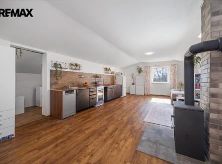 Velký pokoj s kuchyní podkroví | Prodej - dům/vila, 121 m²