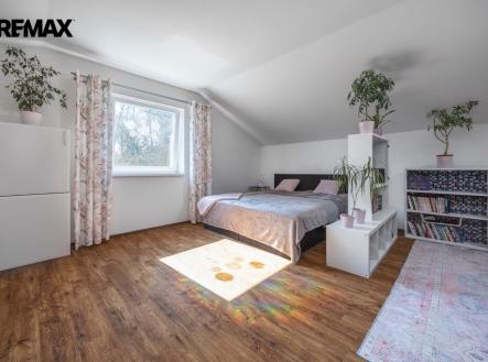 Velký pokoj s kuchyní podkroví | Prodej - dům/vila, 121 m²