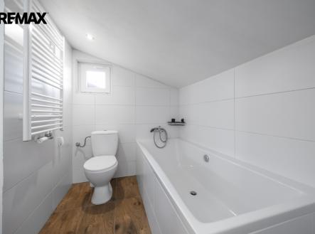 Koupelna + WC podkroví | Prodej - dům/vila, 121 m²