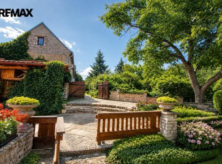 pohled-dum-nadvori.jpeg | Prodej - dům/vila, 230 m²
