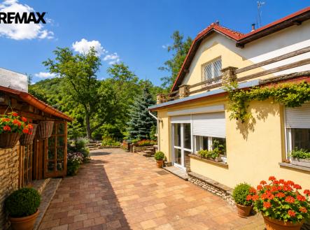 nadvori-vstup-2.jpeg | Prodej - dům/vila, 230 m²