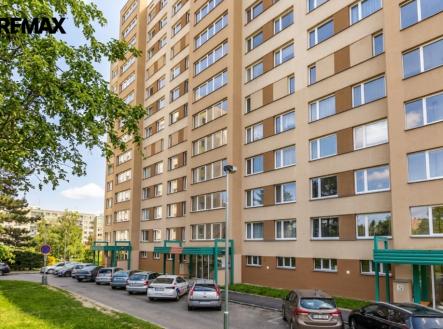 Pohled na dům - vstup | Pronájem bytu, 2+kk, 42 m²
