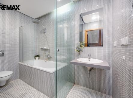 Koupelna v "patře" mezonetu | Prodej bytu, 3+kk, 87 m²