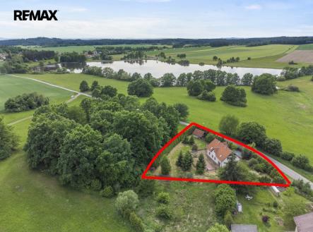 Celkový pohled s rybníkem | Prodej - dům/vila, 170 m²