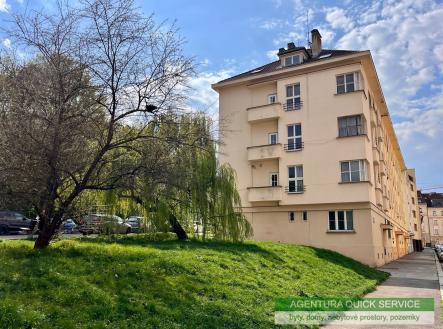 Obnovená fasáda činžovního domu s výhledem na park, světlými okny a tradičním architektonickým stylem ve vyhledávané lokalitě. | Pronájem bytu, 3+1, 67 m²