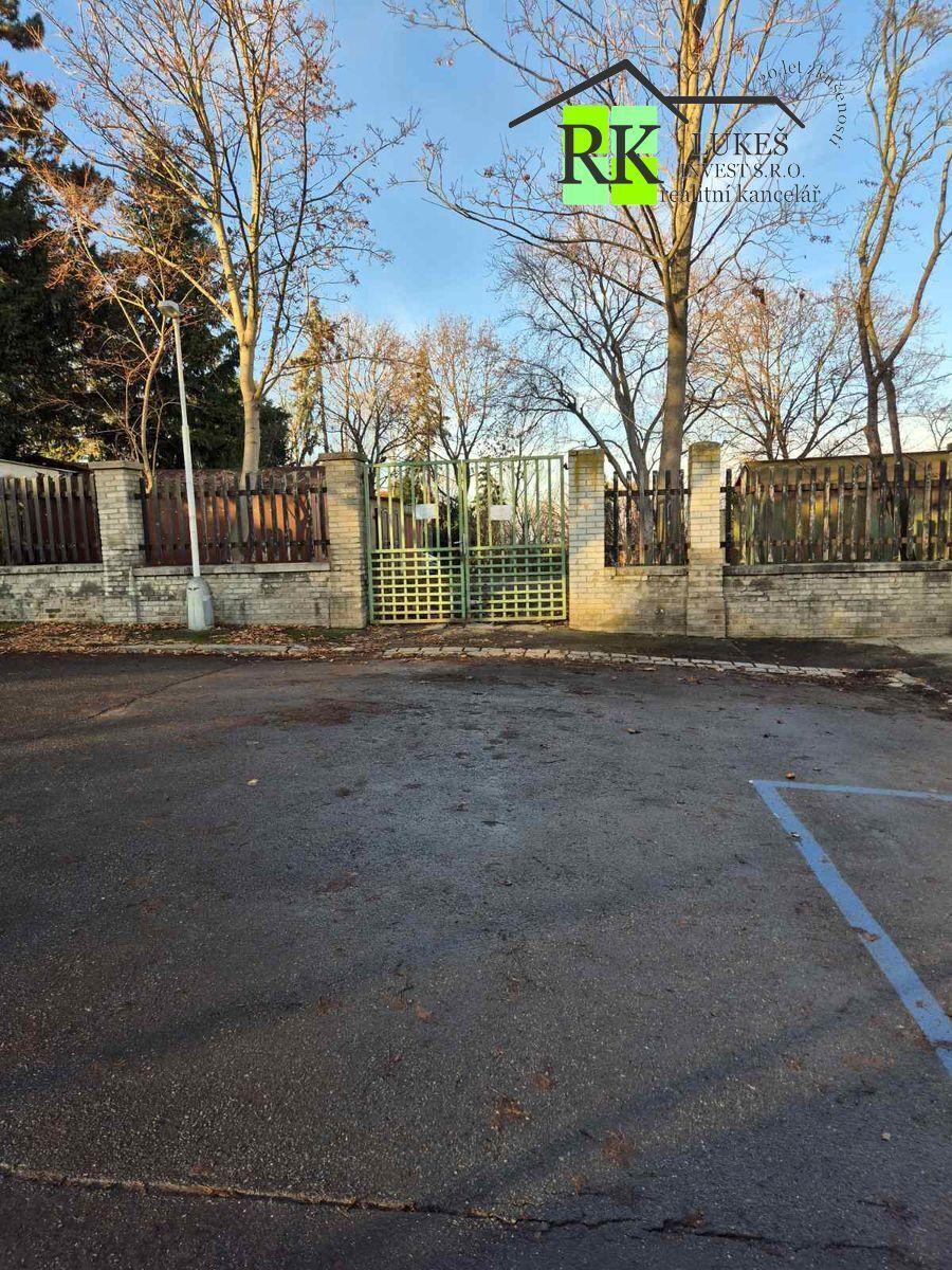 Praha 6 - Střešovice, zděná garáž 18m2, Sibeliova ul.