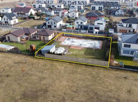 Pohled z dronu s vyznačením pozemku. | Prodej - pozemek pro bydlení, 990 m²