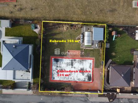 Pohled z dronu s rozdělením zahrady a zákl. desky. | Prodej - pozemek pro bydlení, 990 m²