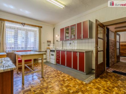 Kuchyně v 1NP | Prodej - dům/vila, 1 027 m²