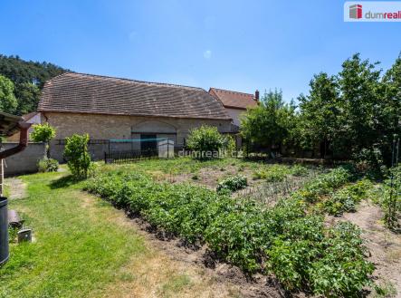 Pohled ze zahrádky na stodolu | Prodej - dům/vila, 180 m²