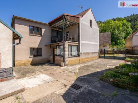 Pohled ze dvorka na dům | Prodej - dům/vila, 180 m²