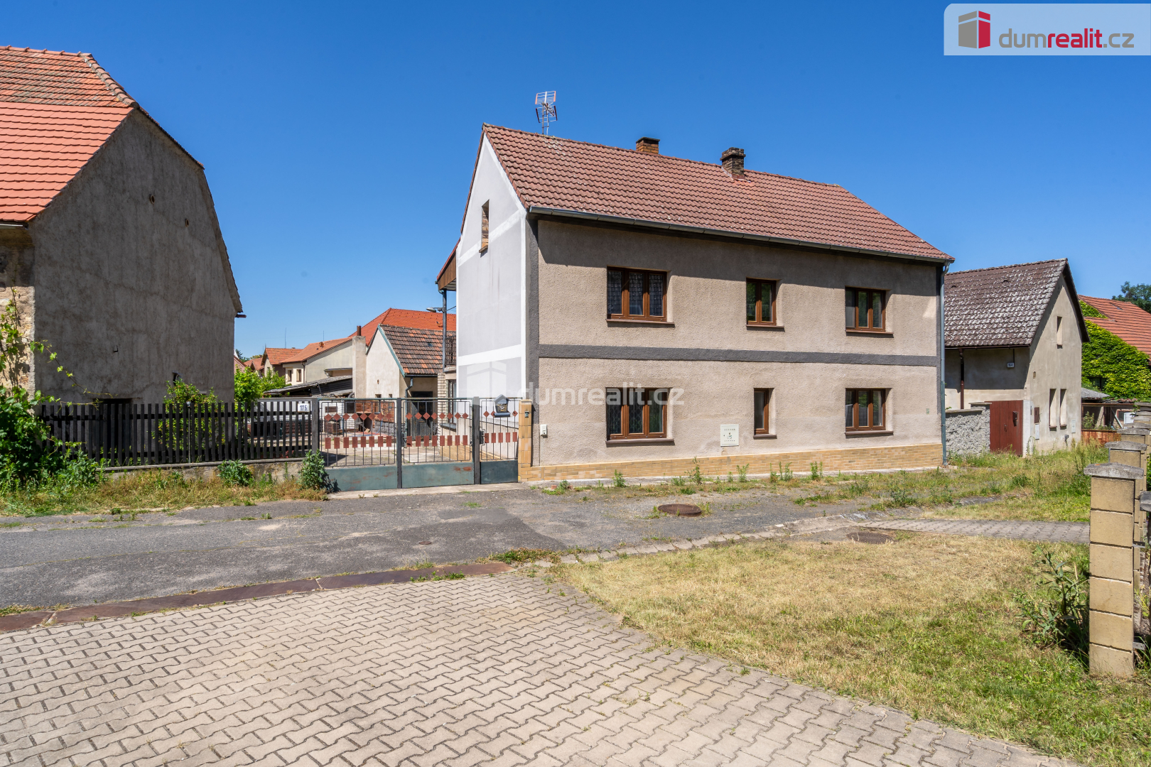 Pohled z ulice na dům