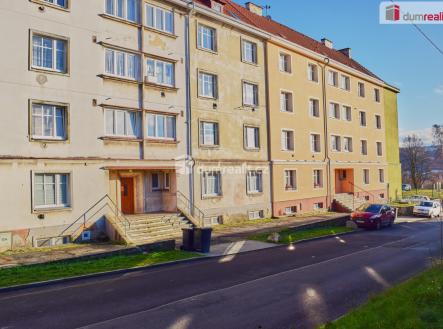 pohled na dům s bytem ve zvýšeném přízemí | Prodej bytu, 2+1, 42 m²