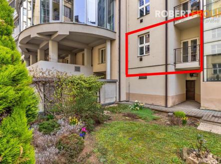 Částečně zařízený byt 2+1 s lodžií - Praha 6, Bubeneč, Jilemnického - pohled na dům | Pronájem bytu, 2+1, 72 m²