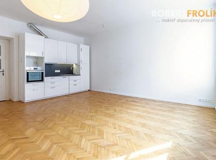 Nezařízený byt 2+kk - Praha 6, Bubeneč - Náměstí Interbrigády - obývák s kuchyňským koutem | Pronájem bytu, 2+kk, 42 m²