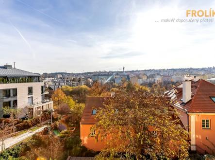 Nezařízený byt 2+1 (3+kk), se sdílenou zahrádkou - Praha 6, Střešovice - ul. Na Petynce - výhled | Pronájem bytu, 2+1, 77 m²