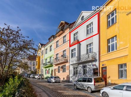 Nezařízený byt 2+1 (3+kk), se sdílenou zahrádkou - Praha 6, Střešovice - ul. Na Petynce - pohled na dům | Pronájem bytu, 2+1, 77 m²