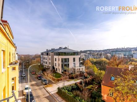 Nezařízený byt 2+1 (3+kk), se sdílenou zahrádkou - Praha 6, Střešovice - ul. Na Petynce - výhled | Pronájem bytu, 2+1, 77 m²