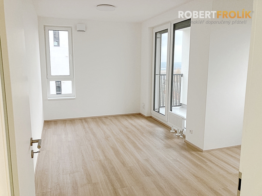 novy-byt-1kk-s-lodzii-a-garazi-praha-6-ruzyne-stocesova-02-pokoj.jpg