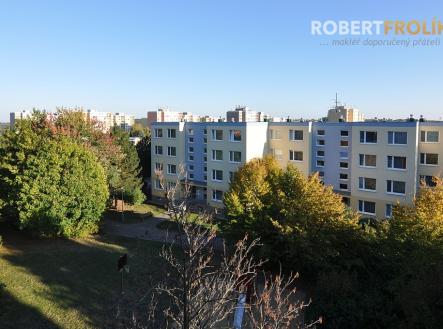 Zařízený byt 2+kk s lodžií - Praha 6, Ruzyně - Dědinská - výhled | Pronájem bytu, 2+kk, 47 m²