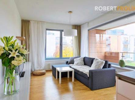 Zařízený byt 2+kk s terasou a garáží - Praha 6, Liboc - Naardenská - obývák | Pronájem bytu, 2+kk, 63 m²