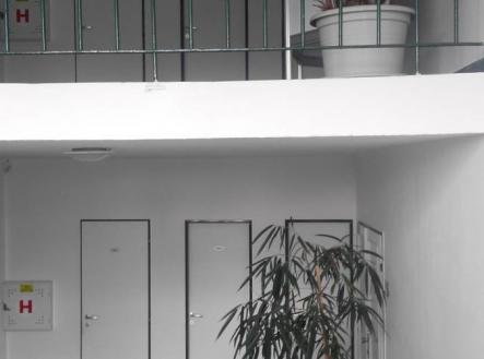 03-admnistrativni-budova-schodiste.jpg | Pronájem - kanceláře, 20 m²