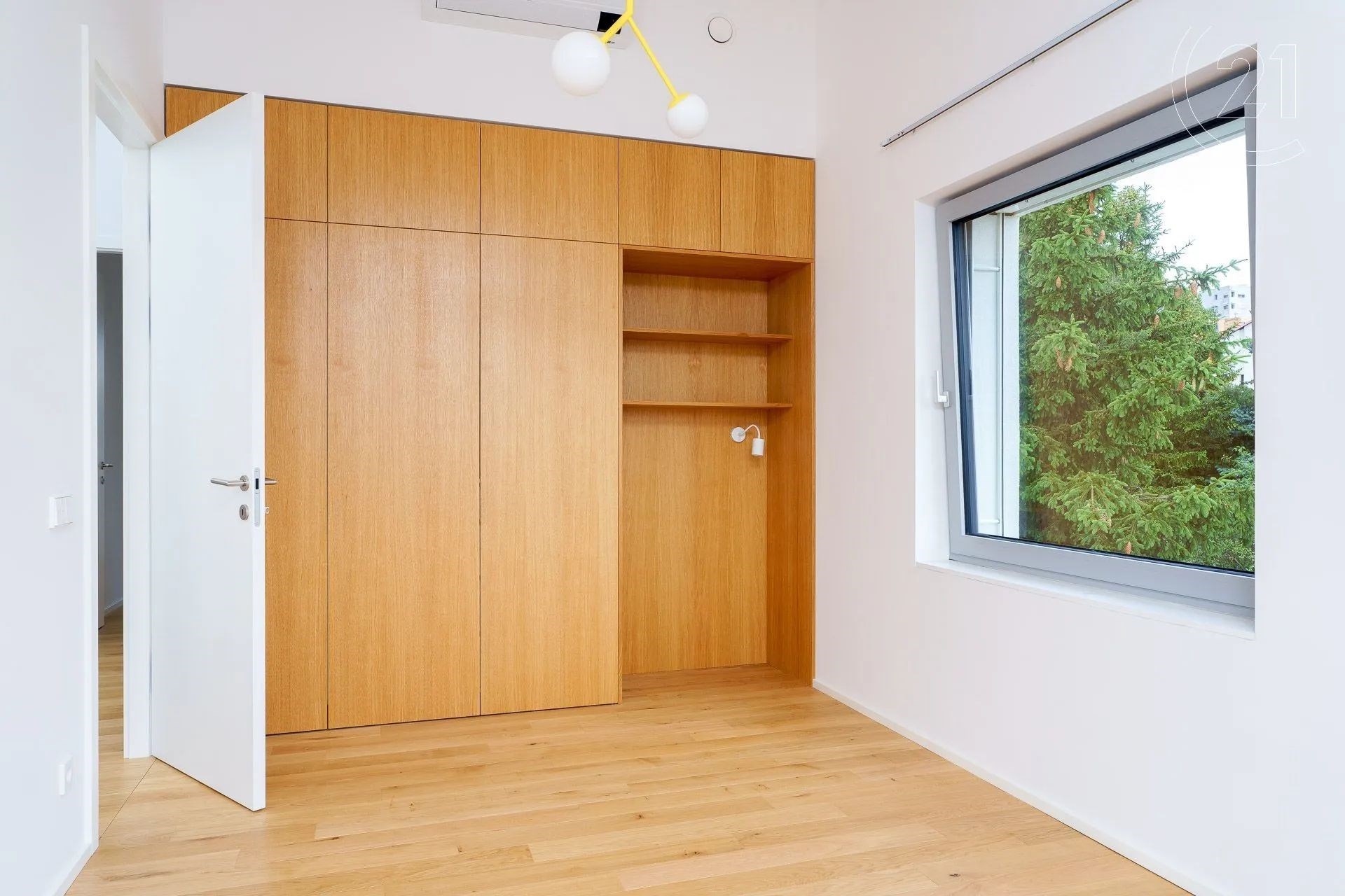 pokoj / ložnice s dřevěná podlaha, přirozené světlo, a skříň