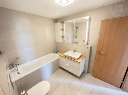 . | Pronájem bytu, 4+kk, 104 m²