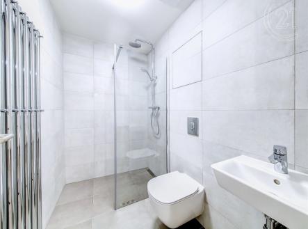 vana s sprcha, stěna dlaždic, dřez, a toaleta | Prodej - kanceláře, 48 m²