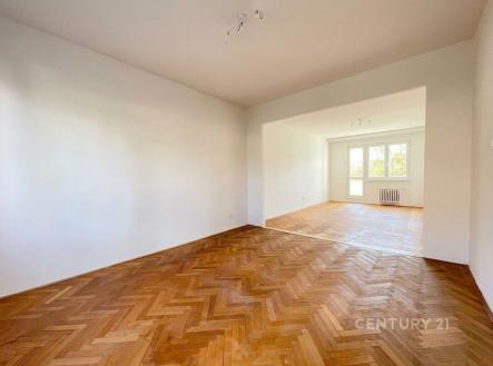 Prostorný obývací pokoj s parketovou podlahou, světlý interiér, velká okna, možnost variabilního uspořádání nábytku | Pronájem bytu, 2+1, 70 m²